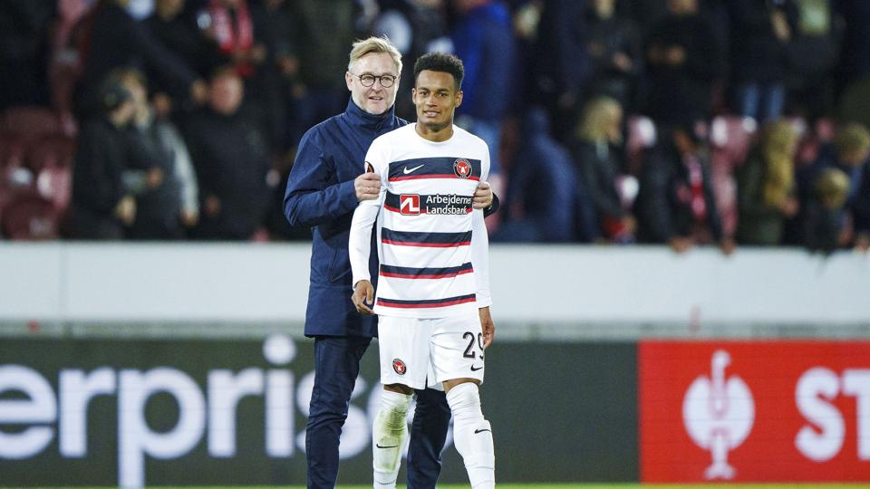 FC Midtjylland-direktør Claus Steinlein og Paulinho kunne gå glade fra banen efter storsejren over Lazio. <i>Bo Amstrup/Ritzau Scanpix</i>