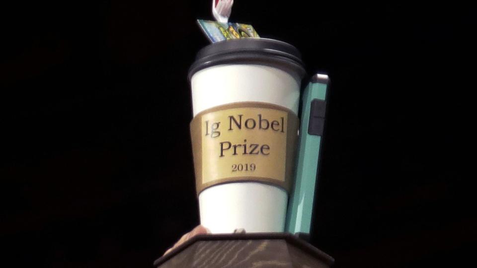 Ig Nobelpris, den satiriske udgave af den prestigefyldte Nobelpris, har det med at udforme sig fysisk på spøjs vis. I 2019 fik modtagerne af prisen en kaffekop med prisens navn på. (Arkivfoto). <i>Elise Amendola/Ritzau Scanpix</i>