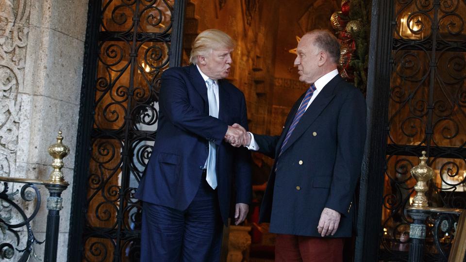 Tidligere præsident Donald Trump (til venstre) og forretningsmanden Ronald S. Lauder (til højre), der er søn af Estée Lauder, har kendt hinanden siden college. (Arkivfoto). <i>Evan Vucci/Ritzau Scanpix</i>