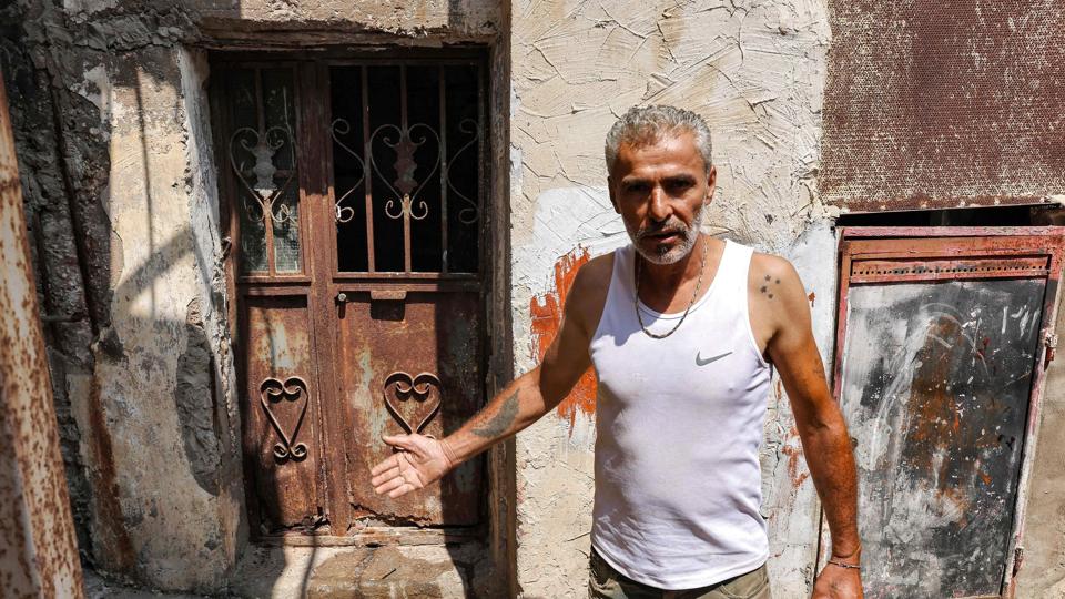 52-årige Najib al-Khatib står uden for sin bedstemors hus i en gyde i Sabra-lejren. For 40 år siden var huset fyldt med lig fra en massakre, der kostede hundredvis af palæstinensere livet. <i>Joseph Eid/Ritzau Scanpix</i>