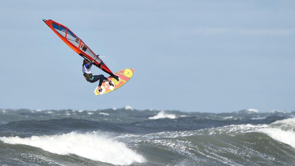 Er man en af dem, der nyder at bruge sin weekend på at windsurfe, så er denne weekend nok en af dem, hvor det kan betale sig at tage til havet. (Arkivfoto). <i>Henning Bagger/Ritzau Scanpix</i>