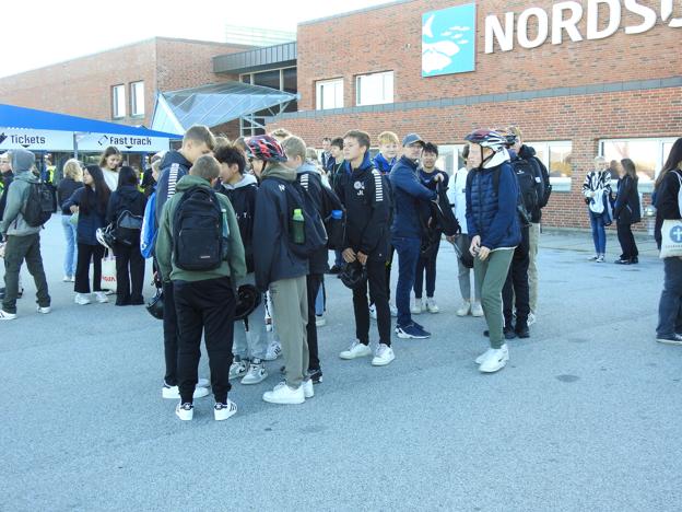 alle de 210 elever mødte op uden for Nordsøen Oceanariet, og her skulle de i gul sikkerhedsvest og have hjelm på inden de cyklede ud på virksomhedsbesøg. <i>Foto: Jens Brændgaard</i>