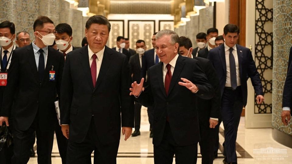 Kinas præsident, Xi Jinping, er i øjeblikket i Usbekistan for at deltage i et topmøde i Shanghai Samarbejdsorganisation. På billedet ses han med Usbekistans præsident, Shavkat Mirziyoyev. <i>Uzbekistan Presidential Press Se/Reuters</i>