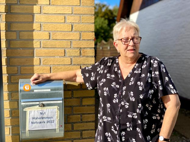 Marianne Hollner fra Nyt Halvrimmen Netværk 2022 fortæller, at det selvfølgelig giver anledning til bekymring, at energipriserne stiger. Men da netværket er et non-profit anpartsselskab, kan det tilbyde en meget favorabel husleje til den kommende købmand. <i>Foto: Bitten Holmsgaard</i>