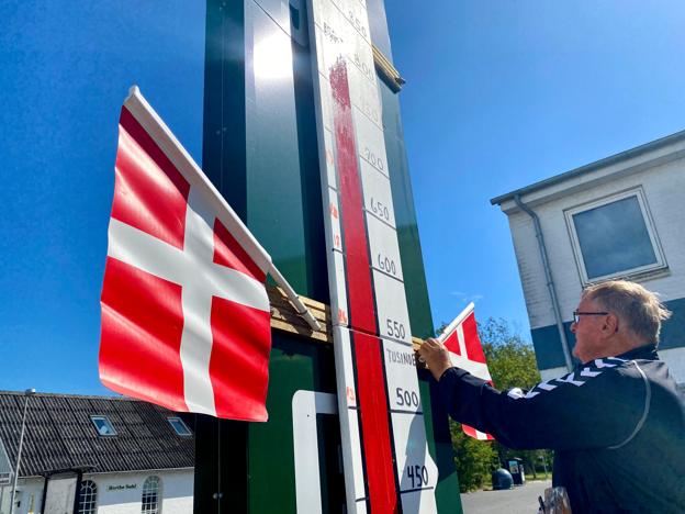 Da milepælen på 750.000 kroner blev nået, havde bestyrelsen hænderne over hovedet, og der blev sat flag op på barometeret uden for købmandsforretningen. Nu er beløbet oppe over 900.000 kroner, og bestyrelsen ser stadig positivt på købmandsprojektet. Arkivfoto.