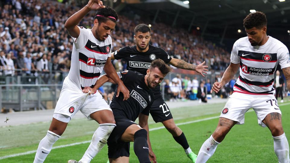 FCM (hvide trøjer) bankede torsdag aften Lazio med 5-1 i Herning. <i>Antonio Bronic/Reuters</i>