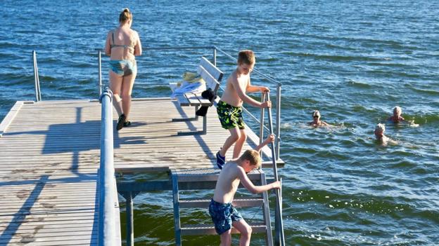 Der er tilsyneladende flere og flere, der jagter det kolde gys, men der er mangel på vinterbadeklubber med faciliterer som sauna og omklædningsrum i Aalborg. <i>Foto: Sælen Solsidens Badeklub</i>