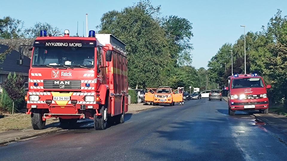 Nordjyllands Beredskabs køretøjer i Frøslev på Mors fredag morgen. Et udslip af eddikesyre fra flere tanke på Elsøevej betyder, at alle i byen skal gå indenfor, lukke døre og vinduer og slukke for ventilationsanlæg. <i>Presse-Fotos.dk/Ritzau Scanpix</i>