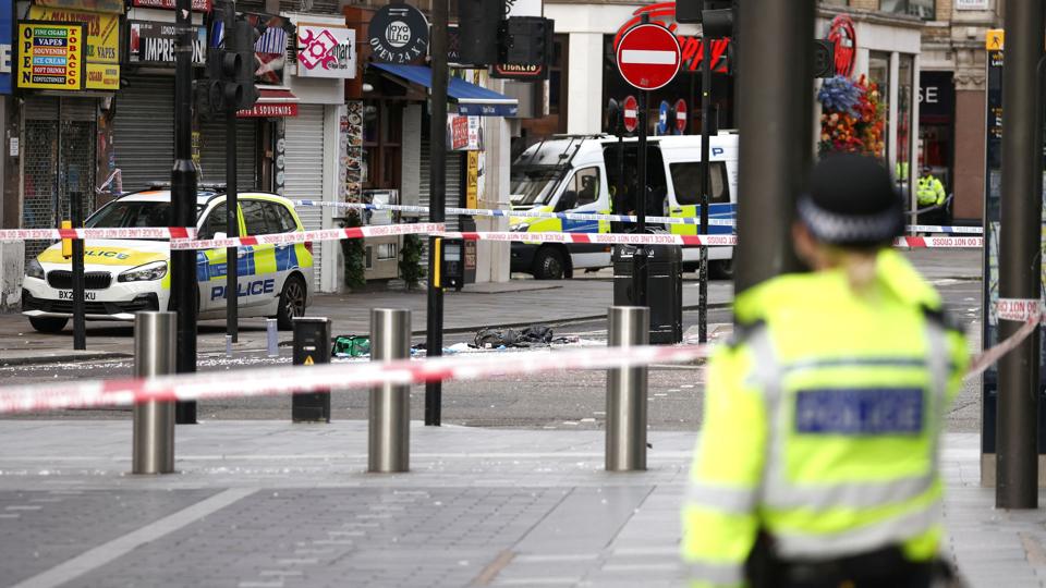Politiet rykkede omkring klokken seks fredag morgen ud til en episode, hvor en mand havde stukket to betjente. <i>Tom Nicholson/Reuters</i>