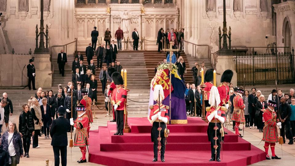 Briter står i disse dage i lange køer for at få mulighed for at sige et sidste farvel til dronning Elizabeth II, der ligger i Westminster Hall frem til statsbegravelsen mandag. Først blev det meldt ud, at dronning Margrethe skulle deltage i ceremonien mandag med kronprinsparret, men kronprinsesse Mary er alligevel ikke inviteret med. Forvirringen skyldes en fejl i invitationen fra det britiske udenrigsministerium. <i>Pool/Reuters</i>