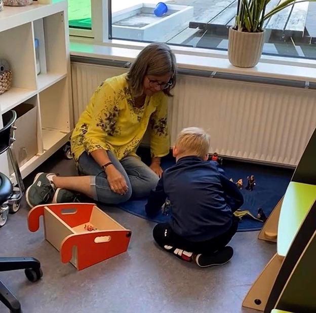 - Vinnie er aktiv og deltagende, kan hurtigt få noget sat i gang og er dygtig til at se det enkelte barn. <i>Foto: Mogens Lynge</i>