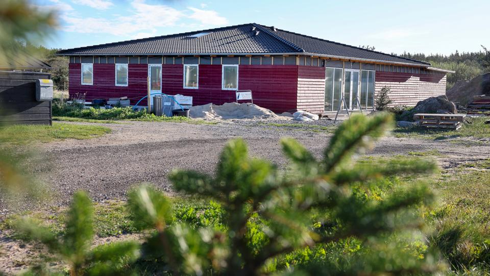 Sommerhuset på Ane Maries Vej i Løkken ser ud til at være næsten færdigt, men nu viser afgørelse, at det ikke er lovligt. <i>Foto: Bente Poder</i>
