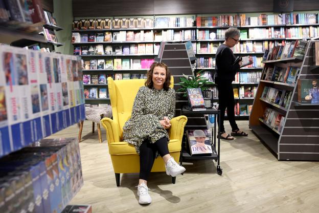 Bog & Idé i Brønderslev har renoveret butikken, og der er også lavet om på indretningen - i afdelingen med bøger er der kommet en magelig lænestol, og indehaver Anette Sloth Andersen håber, at det nye miljø vil indbyde til, at folk bliver lidt længere. <i>Foto: Bente Poder</i>