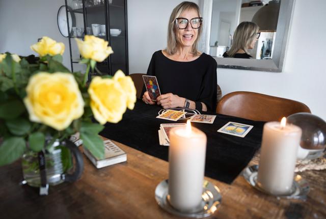 Margit Nørby åbnede sidste år sin egen forretning i Dania ved Assens, hvor hun tilbyder clairvoyance og tarotlæsning. Og nu kan man også købe hendes Sjælfiekort og Taletidskort, så man kan søge svar på sine spørgsmål hjemme i sin egen stue.