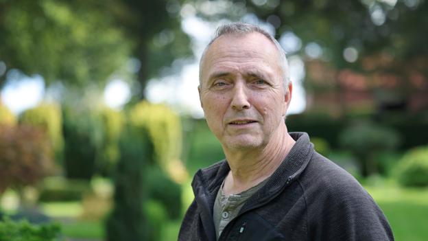 Kirkegårdsleder Ask Mikkelsen er nået til den konstatering, at man må finde ud af, hvordan kirkegård og rådyr kan eksistere side om side. <i>Foto: Bente Poder</i>