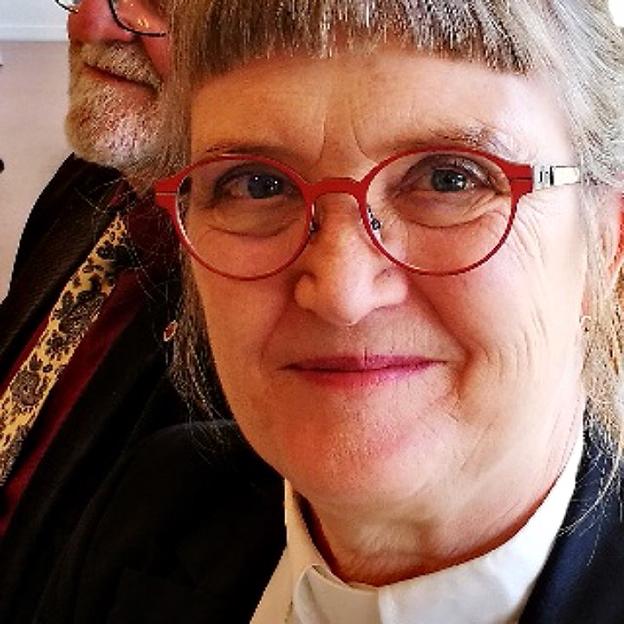 Anne-Marie Højbak Winther holder foredrag i Vrå sognegård. <i>Foto: Kirsten Olsen</i>