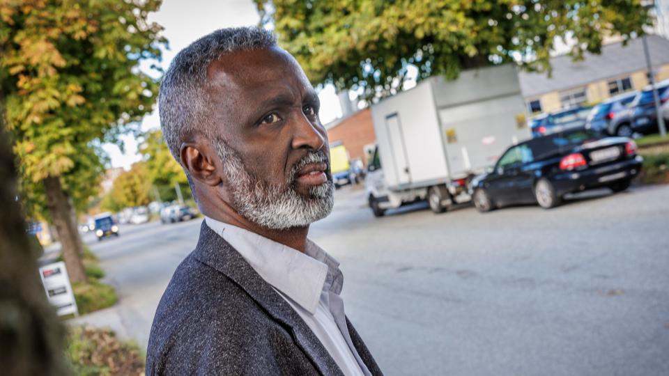 - Forleden talte jeg 35 parkeringsbøder på parkerede biler, og jeg har også selv fået flere, siger Mohamed Dahir. <i>Foto: Martin Damgård</i>