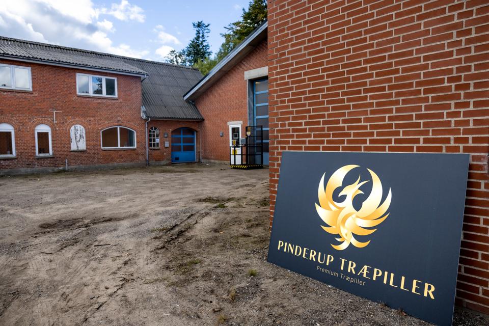 Pinderup Træpiller stod til at starte en produktion af træpiller op i Nordjylland. Siden har den tanke vist sig mere end luftig. <i>Foto: Martél Andersen</i>