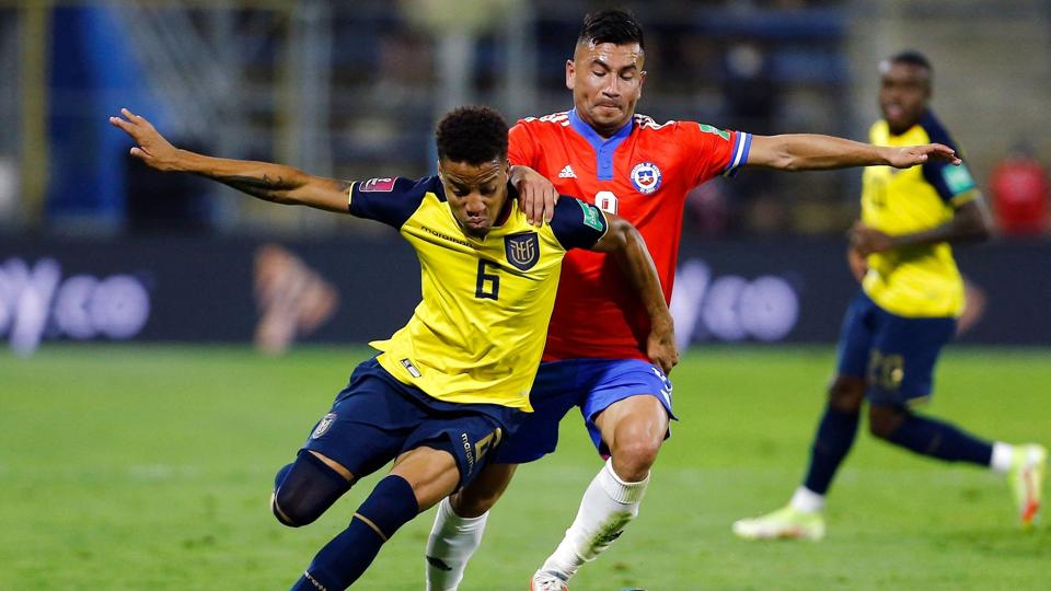Byron Castillo (til venstre) spillede otte kampe for Ecuador i VM-kvalifikationen. <i>Marcelo Hernandez/Ritzau Scanpix</i>