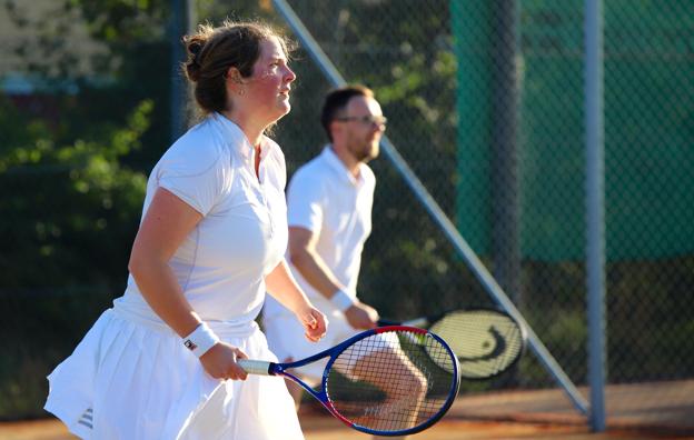 Fuld koncentration under afslutningsturneringen for begynderholdet. Clara Dale og Niels Sandalgaard i en double. <i>Foto: Vibe Maria Dahl Andersen</i>