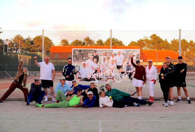 Som hyldest til træneren har spillerne kaldt årets afslutningsturnering for Bente Open. Her er de sammen med supporters og træner Bente Lund <i>Foto: Vibe Maria Dahl Andersen</i>
