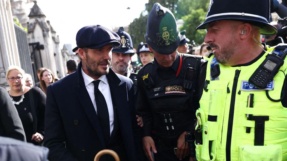 Fodboldikonet David Beckham var blandt de tusindvis af briter, der fredag stod i lang kø i London for at vise den afdøde dronning Elizabeth II en sidste ære. <i>Tom Nicholson/Reuters</i>