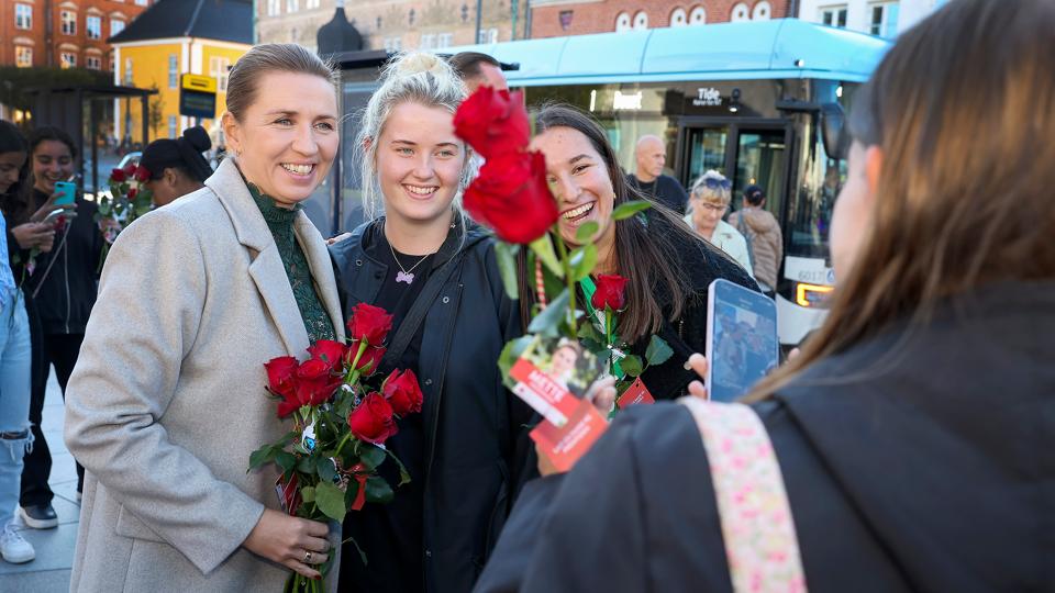 Statsminister med favnen fuld af roser. Fredag var hun på kort besøg i midtbyen før weekendens parti-kongres. <i>Foto: Bente Poder</i>