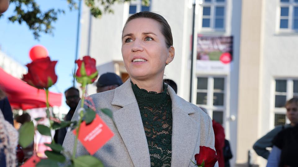 Mette Frederiksen delte roser ud på Nytorv - da hun var i Aalborg forud for partiets kongres. <i>Foto: Bente Poder</i>