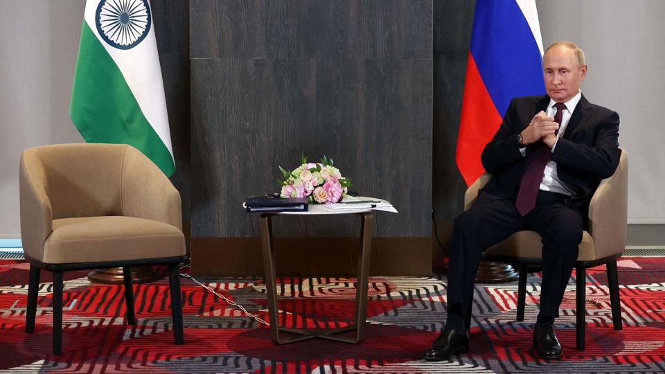 Ruslands præsident, Vladimir Putin, venter på Indiens premierminister, Narendra Modi, som var en af flere ledere, han mødtes med på et topmøde i Usbekistan fredag. <i>Sergei Bobylyov/Ritzau Scanpix</i>