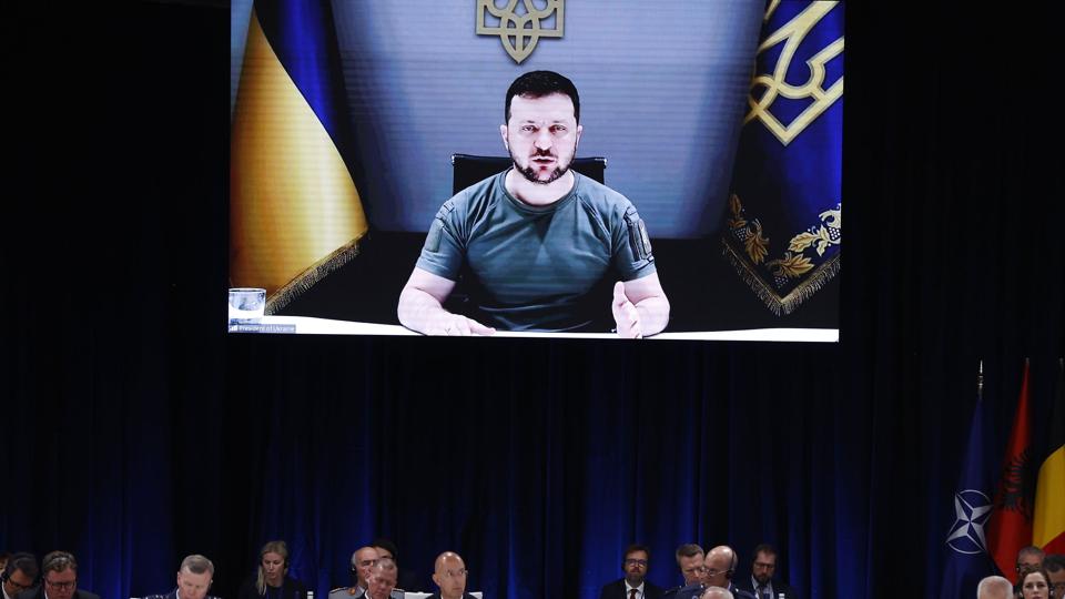 Ukraines præsident, Volodymyr Zelenskyj, har ofte holdt videotaler fra sit kontor i Kyiv. Her taler han til Nato-ledere ved topmødet i Madrid i juni. <i>Juan Carlos Hidalgo/Ritzau Scanpix</i>