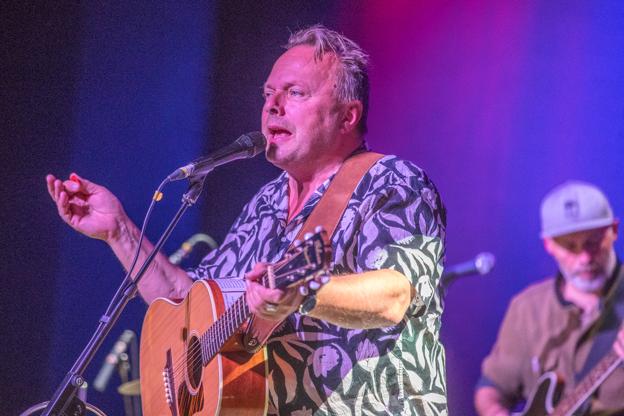 Sangeren og sangskriveren Søren Krogh var torsdag aften på scenen i Jammerbugt Kultur- & Erhvervscenter. <i>Foto: Allan Mortensen</i>
