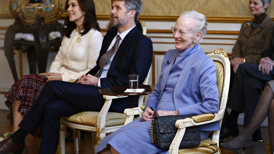 Det bliver uden kronprinsesse Mary, at dronning Margrethe og kronprins Frederik rejser til London for at deltage i begravelsen af britiske dronning Elizabeth mandag. Det britiske udenrigsministerium har undskyldt over for kongehuset, at kronprinsessen ved en fejl blev inviteret med. (Arkivfoto). <i>Philip Davali/Ritzau Scanpix</i>