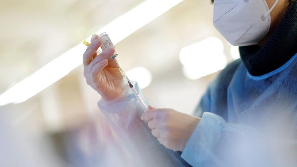 En sygeplejerske forbereder et stik med en coronavaccine. Nyt forskningsprojekt skal kortlægge, hvordan virus rammer hjernen. (Arkivfoto). <i>Michele Tantussi/Reuters</i>