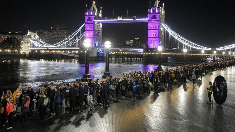 Tidligt lørdag morgen skal man forvente at stå i kø i 24 timer, hvis man stiller sig i køen til at se dronningens kiste i Westminster Hall. <i>Martin Meissner/Ritzau Scanpix</i>