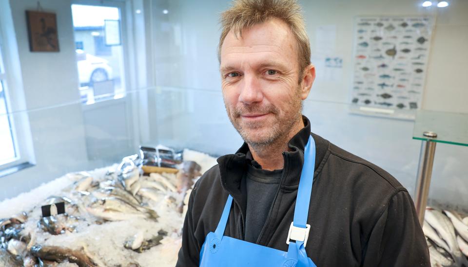Johnnys Fiskehus lukkede et kvarter før normalt lørdag den 17. september for at forære resten af varerne til de kunder, som er presset af stigende priser på el, varme og fødevarer. <i>Foto: Bente Poder</i>