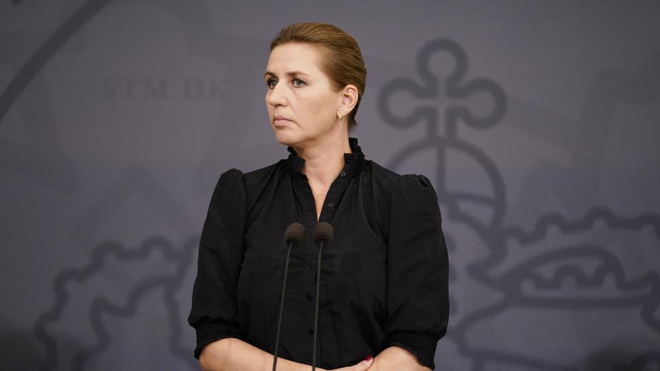 Statsminister Mette Frederiksen (S) har lørdag foreslået, at social- og sundhedshjælpere og -assistenter skal have fuld løn i anden del af deres uddannelse. Det mener Dansk Industri og Dansk Arbejdsgiverforening er politisk indblanding i lønforhold og dermed en omgåelse af den danske model. (Arkivfoto). <i>Mads Claus Rasmussen/Ritzau Scanpix</i>