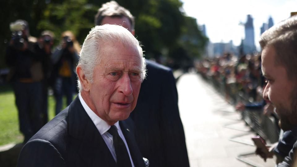Kong Charles dukkede lørdag pludselig op ved den kø, hvor folk venter på at tage afsked med dronning Elizabeth. <i>Tom Nicholson/Reuters</i>