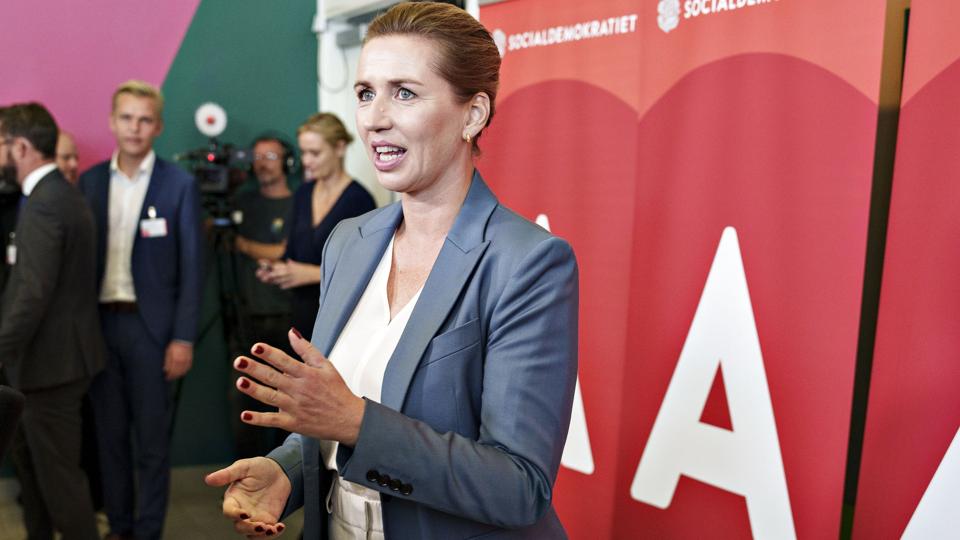 Statsminister Mette Frederiksen (S) foreslår at give sosu-studerende elevløn i stedet for SU i et 20 uger langt grundforløb for at tiltrække flere til social- og sundhedsfagene. <i>Henning Bagger/Ritzau Scanpix</i>