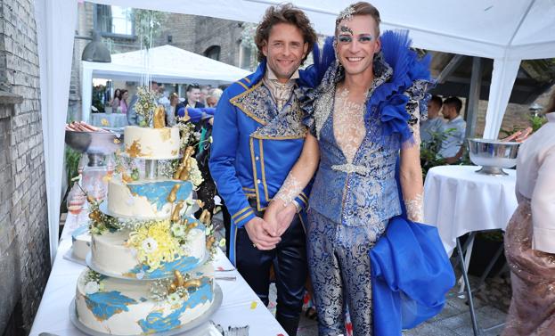 Bryllupskagen er kreeret af Penny Lane. Her står den i parrets baggård i Algade, hvor der inden festen på SanGiovanni bliver afholdt en privat reception for venner og familie. <i>Foto: Bente Poder</i>