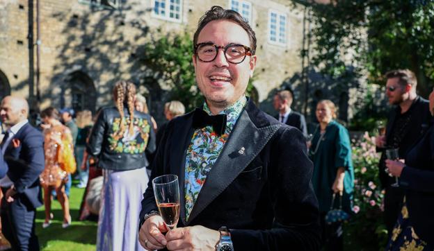 Mikele Volpi, der er restauratør på SanGiovanni, har brugt tre dage på at pynte lokalerne, hvor 100 gæster skal fejre hele byens Blomster-Jonas og Thomas Dygs bryllup. <i>Foto: Bente Poder</i>