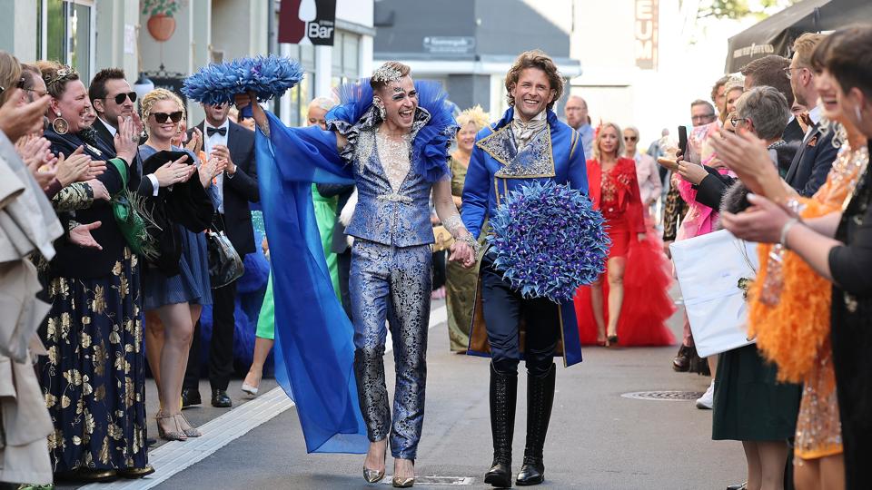 Endelig fik blomsterhandler Jonas Jensen sin Thomas Dyg - og det med en storslået reception. <i>Foto: Bente Poder</i>