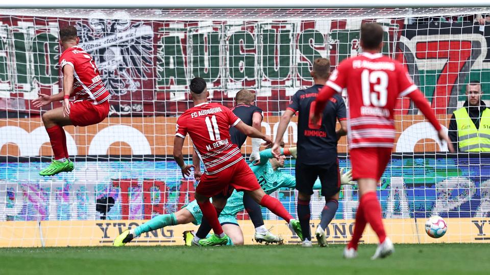Mergim Berisha scorede sejrsmålet for Augsburg mod Bayern München. <i>Lukas Barth/Reuters</i>