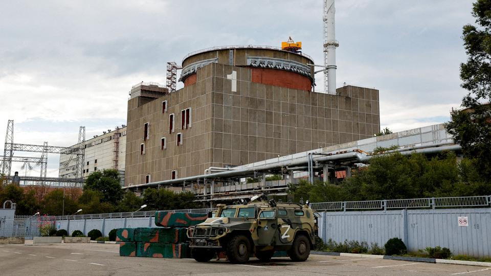 Rusland kontrollerer Zaporizjzja-værket i Ukraine, men det er ukrainske ansatte, der står for driften af Europas største atomkraftværk. Zaporizjzja er blevet beskadiget af granater og anden form for beskydning, viste en IAEA-rapport tidligere på måneden. <i>Alexander Ermochenko/Reuters</i>