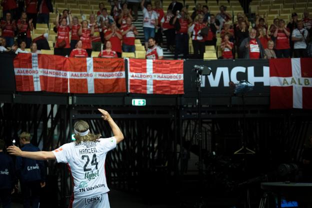 Mikkel Hansen siger tak til de medrejsende Aalborg Håndbold fans efter sejren over Skjern Håndbold i Jyske Bank Boxen i Herning. <i>Foto: Claus Søndberg</i>