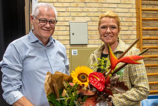 Henrik Agesen kvitterede for åbningstalen med en stor buket blomster til Inger Støjberg. <i>Foto: Jesper Hansen</i>