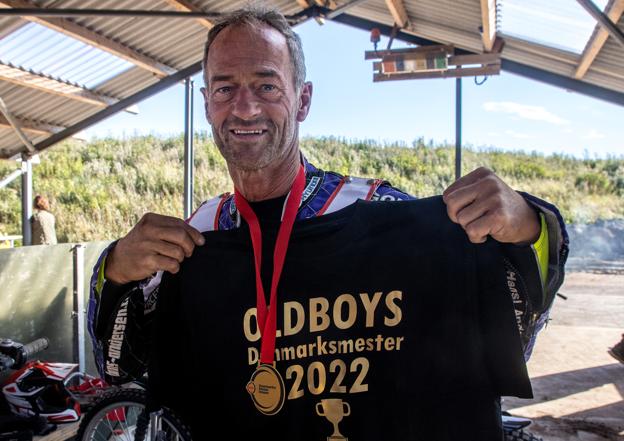 - Vi er still going strong, jubler anfører Kjeld Hansen fra Brovst Speedway Klubs old boys-hold, efter at holdet for 10. gang siden 2013 har vundet guld i DM. <i>Foto: Jesper Hansen</i>