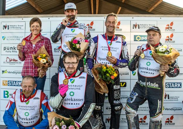 Guldvinderne fra Brovst. Øverste fra venstre holdleder Dorthe Ljungkvist, Steen Jensen, anfører Kjeld Hansen og Jørgen Krogh. Nederst fra venstre Jimmy Sørensen og Mads Georgsen. <i>Foto: Jesper Hansen</i>