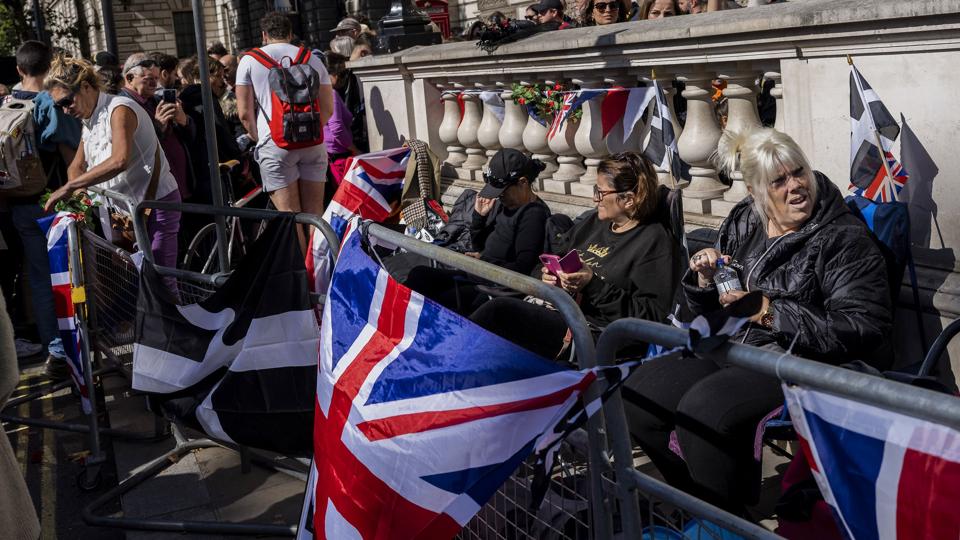 Allerede lørdag har mange mennesker taget opstilling i London for at være klar til statsbegravelsen mandag. Den britiske hovedstads hoteller er tæt på fuldt bookede. <i>Bernat Armangue/Ritzau Scanpix</i>