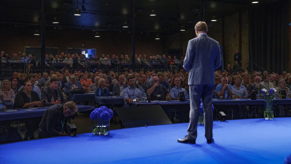 Morten Messerschmidt nævnte under sin formandstale under DF's årsmøde i Herning kun med meget få ord den turbulente tid, der havde været forud for årsmødet - og det skete med en understregning af, at Dansk Folkeparti skal have "en ny retning" og være "et nyt" DF. <i>Bo Amstrup / Ritzau Scanpix/Ritzau Scanpix</i>