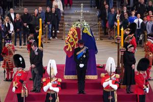 Kongelige børnebørn ærer dronning Elizabeth i samlet flok